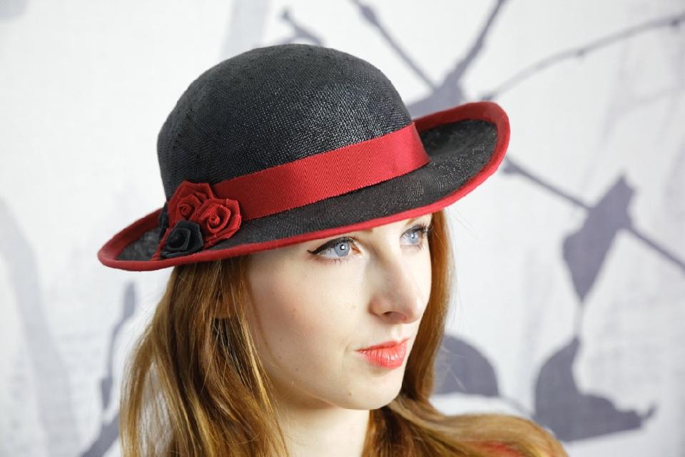 IMAGE - Handblocked black straw hat with red ribbon and red and black ribbon roses, small size! 54 or 55 cm. Because of this size, a small metal headband is attached. So you can also wear it when you have a bigger head size.