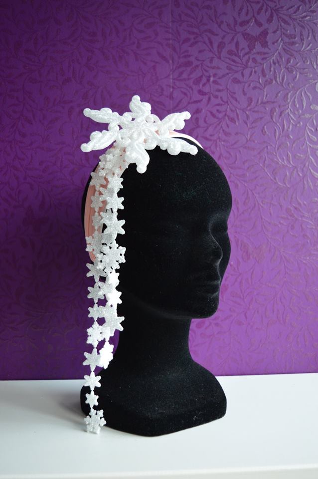 IMAGE - Pink headband decorated with snowflake and mini snowflakes on strings.