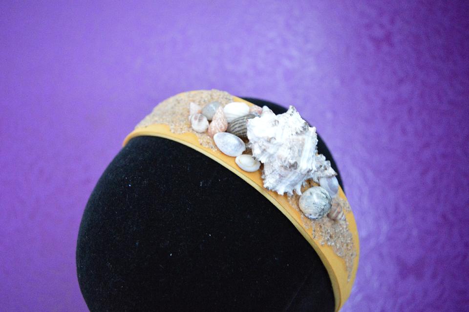 IMAGE - Ocher headband with seashells and sand.