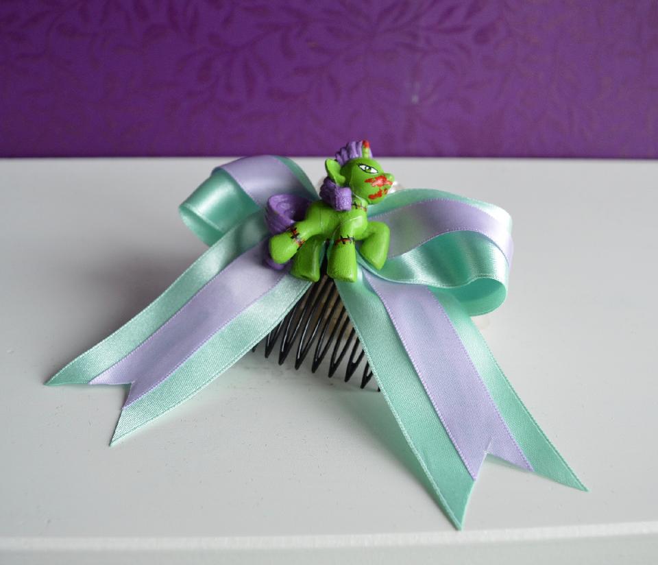 IMAGE - Mint and lilac bow with handpainted zombi pony on comb. 