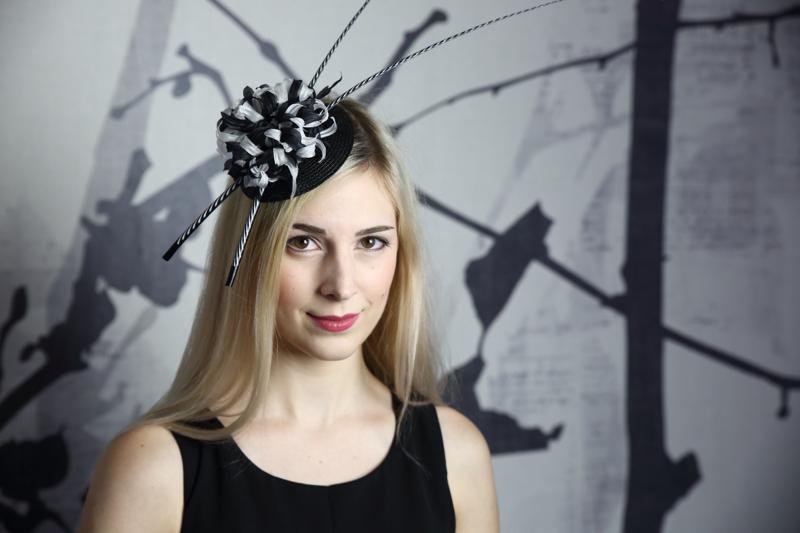 IMAGE - Black straw fascinator with two painted quils and a black and white silk flower.
Fixes to the hair with a comb.