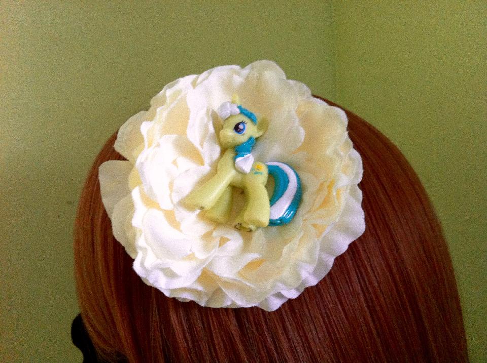 IMAGE - Cream flower with pony hairpin
