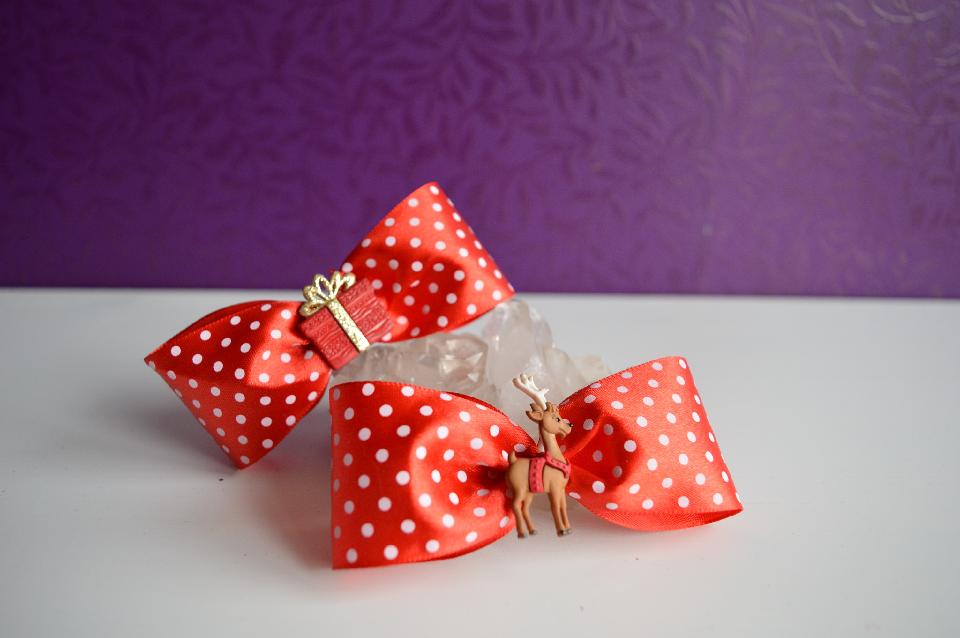 IMAGE - Red and white polkadot hairpin with present and deer.